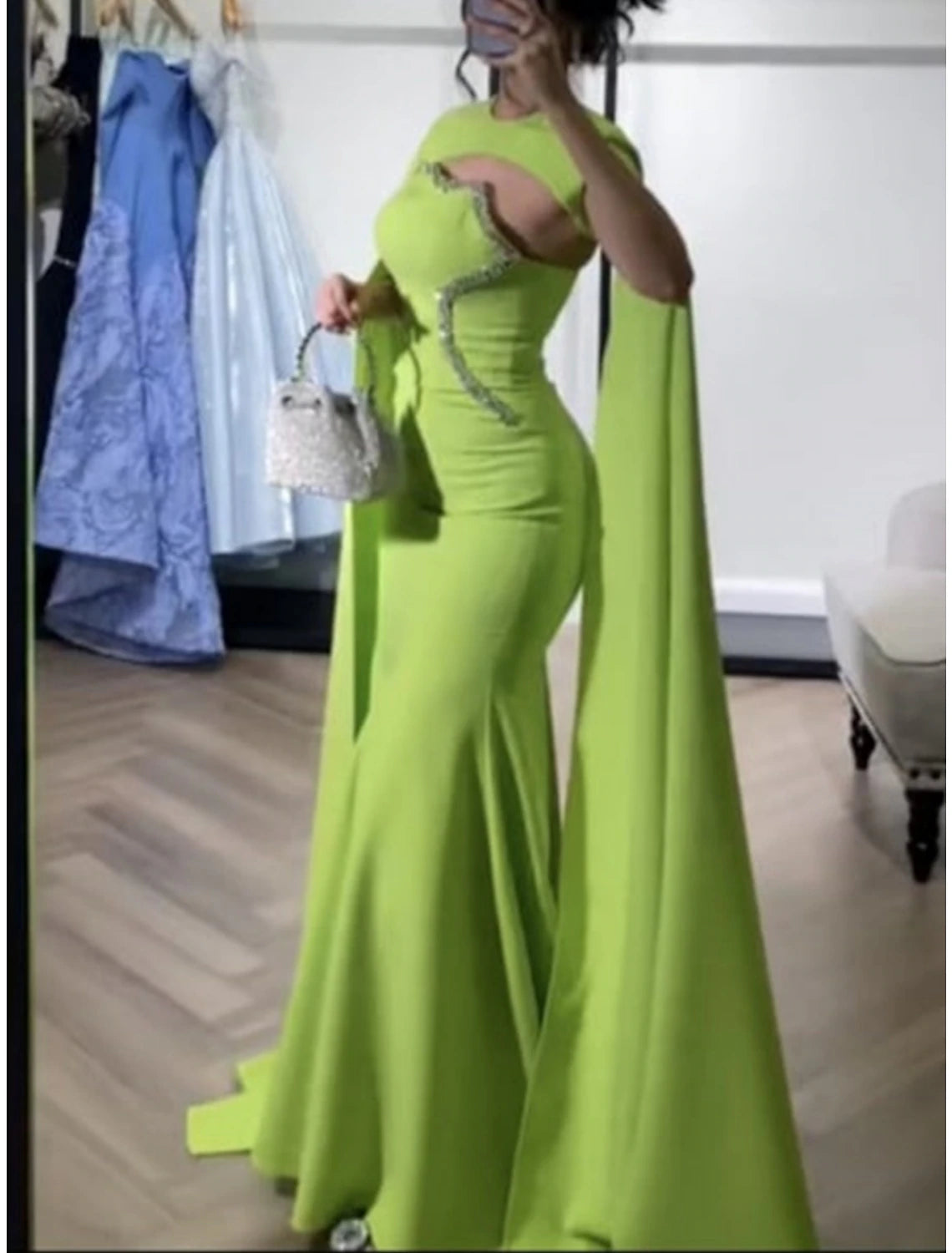 Abito da sera a trapezio, elegante, formale, con strascico a ruota, rosso e verde, senza maniche, in tessuto con scollo gioiello e pieghe, con paillettes